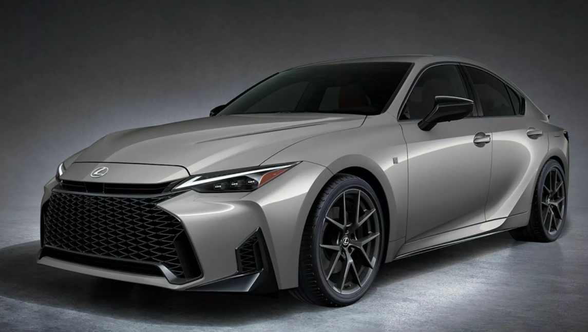 ▲LEXUS IS靠著第三度改款續命!續戰豪華後驅房車市場。(圖/翻攝自LEXUS)