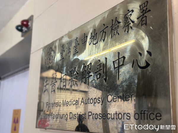 ▲▼李男打母遭刺死,相驗。(圖/記者許權毅攝)