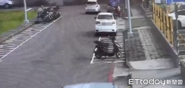 ▲▼高雄當街行搶500萬,嫌犯逃逸畫面曝光 。(圖/記者許宥孺翻攝)