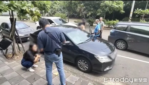 ▲陳女以每個月2萬元代價當詐團人頭,當街遭警方逮捕,閨蜜傻眼蹲在路旁。(圖/記者陸運陞翻攝)