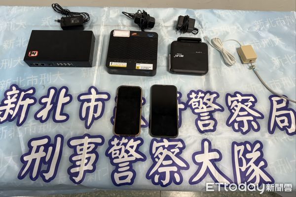 ▲陳女以每個月2萬元代價當詐團人頭,當街遭警方逮捕,閨蜜傻眼蹲在路旁。(圖/記者陸運陞翻攝)