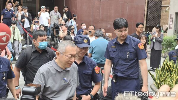 ▲▼涉犯京華城案的台灣民眾黨前主席柯文哲,8日交保獲釋,今(9日)出庭差點遲到,開完庭與支持者擊掌握手,但全程沒停步受訪。(圖/記者黃哲民攝)