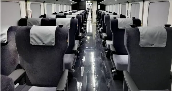 有買到台鐵自強號第一排座位的民眾在網上投訴,有人為了自己放行李箱方便,拍打她的座位要求把向後調整的座椅再調回去,讓她事後氣憤不已。(示意圖/翻攝台鐵公司官網)