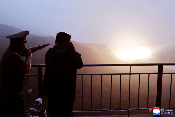 ▲▼北韓領導人金正恩,視察固體燃料飛彈引擎測試。(圖/路透)