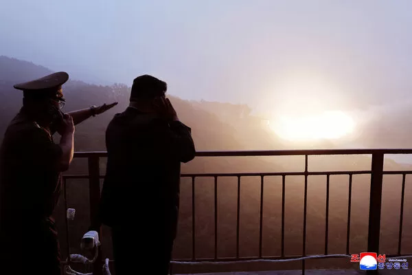 ▲▼北韓領導人金正恩,視察固體燃料飛彈引擎測試。(圖/路透)