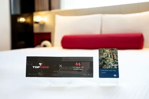 ▲台北凱達大飯店攜手TopTime推「飆速T1」住房專案。(圖/台北凱達大飯店提供)