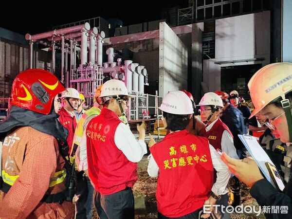 ▲▼高雄興達電廠火警 陳其邁趕抵現場。(圖/記者賴文萱翻攝)