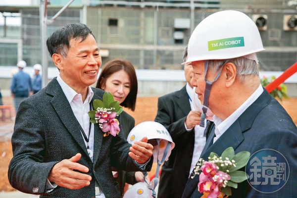 達明機器人董事長何世池(左)期待人形機器人的發展,但也坦言還是要從產業開始使用會比較容易。