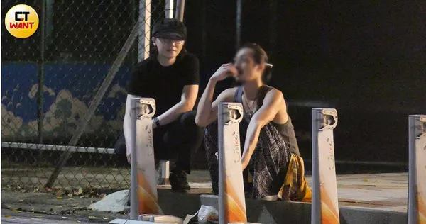 努力籌錢1/謝震廷爆失聯後終於露面 與友人路邊聊天神色輕鬆