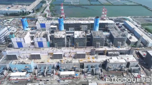 ▲▼台電高雄興達發電廠9日晚間發生氣爆火警,空拍畫面。(圖/民眾提供)