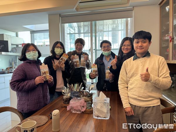 ▲雲嘉南分署精選15款中秋禮盒,結合在地食材與公益理念,邀民眾支持弱勢就業。(記者林東良翻攝,下同)