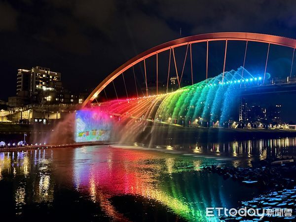 ▲2025台北水舞嘉年華試燈,彩虹橋,台北水舞嘉年華。(圖/記者彭懷玉攝)