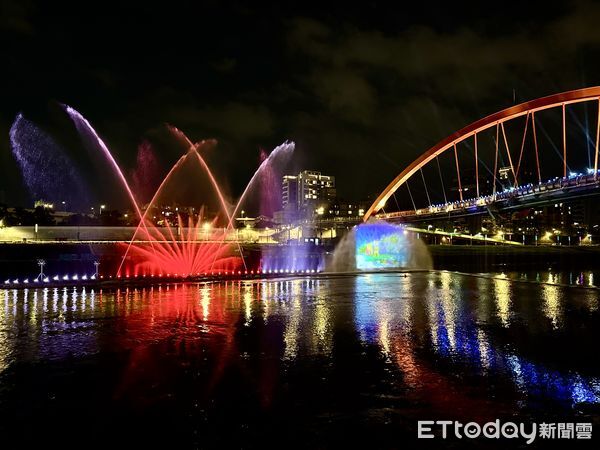 ▲2025台北水舞嘉年華試燈,彩虹橋,台北水舞嘉年華。(圖/記者彭懷玉攝)