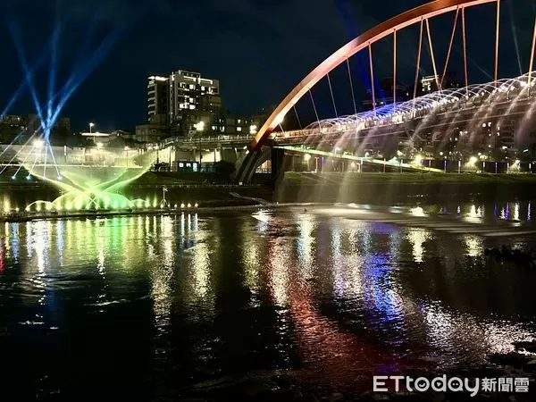 ▲2025台北水舞嘉年華試燈,彩虹橋,台北水舞嘉年華。(圖/記者彭懷玉攝)