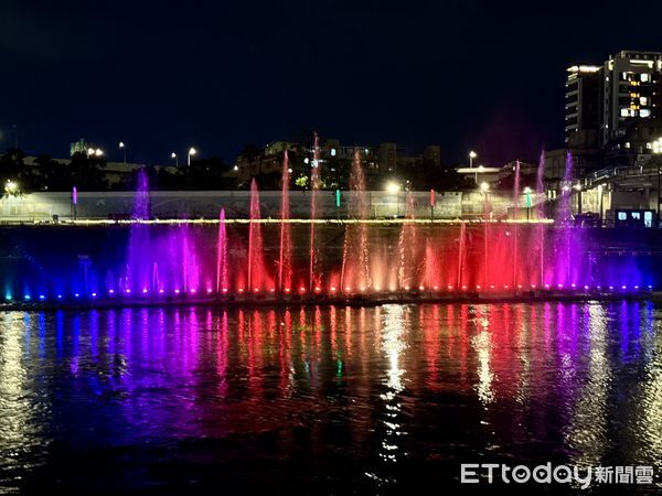 ▲2025台北水舞嘉年華試燈,彩虹橋,台北水舞嘉年華。(圖/記者彭懷玉攝)