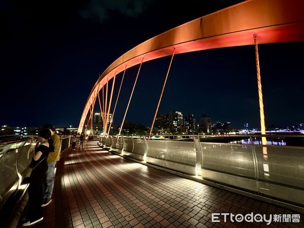 ▲2025台北水舞嘉年華試燈,彩虹橋,台北水舞嘉年華。(圖/記者彭懷玉攝)