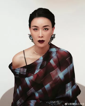 ▲▼天后那英爆婚變,富豪夫酒吧親密女子疑似出軌。(圖/翻攝自微博)