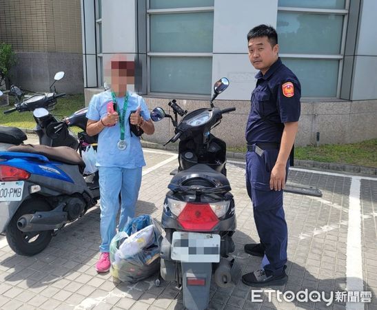 ▲屏東警分局員警幫周女找到機車。(圖/記者陳崑福翻攝)