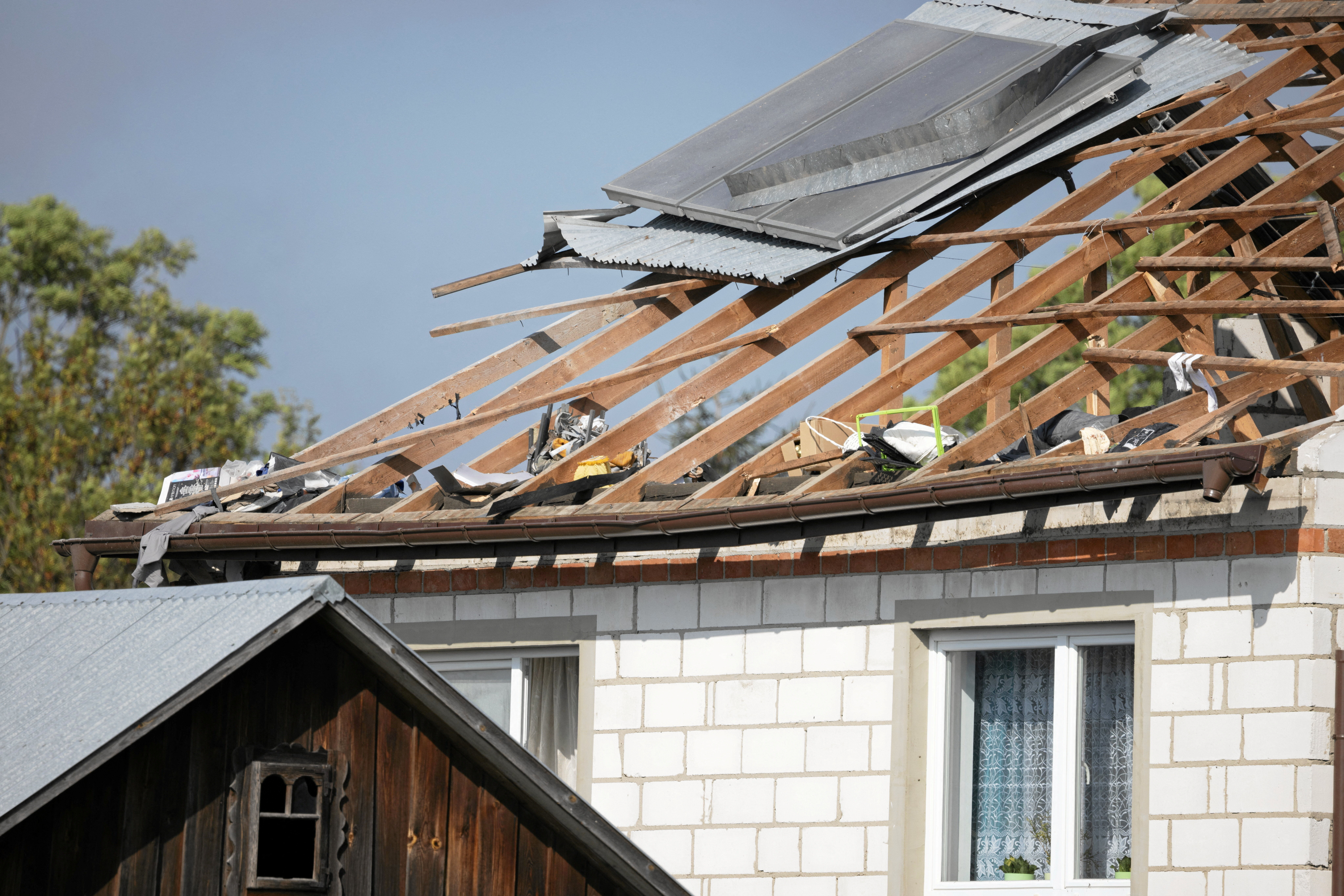 ▲▼ 波蘭東部維里基(Wyryki)一間房屋疑似被無人機擊中。(圖/路透)