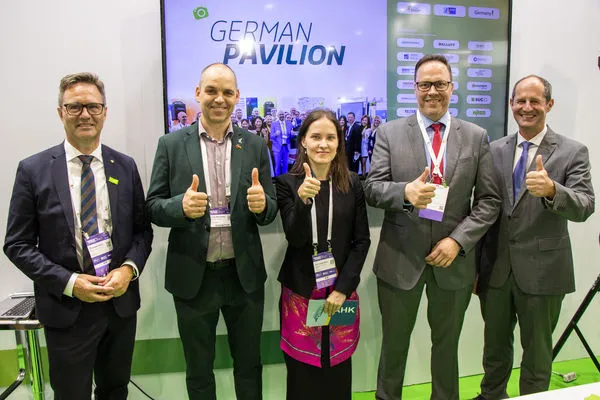 ▲SEMICON德國館開幕活動,左起Saxony Trade and Invest總經理Thomas Horn、Silicon Saxony總經理Frank Bösenberg、德國經濟辦事處首席代表暨處長蘭依樺博士、薩克森邦經濟勞動能源暨氣候行動部部長Dirk Panter、歐洲經貿辦事處處長谷力哲。(圖/德經處提供)