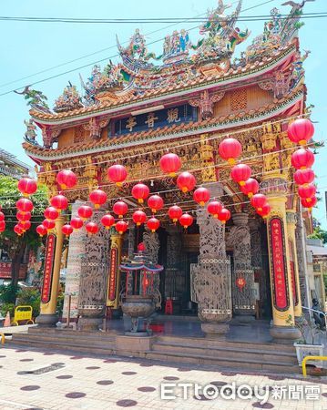 ▲台南安平觀音亭重陽敬老禮金發放活動,造福在地長輩。(資料照,記者林東良翻攝,下同)