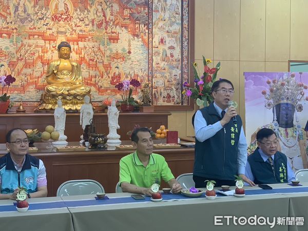 ▲台南安平觀音亭重陽敬老禮金發放活動,造福在地長輩。(資料照,記者林東良翻攝,下同)