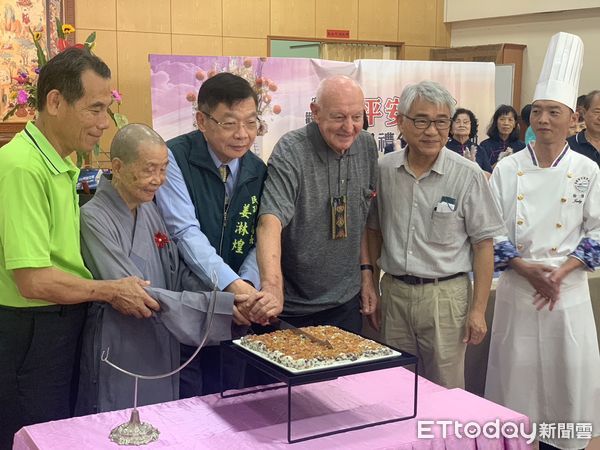 ▲台南安平觀音亭重陽敬老禮金發放活動,造福在地長輩。(資料照,記者林東良翻攝,下同)