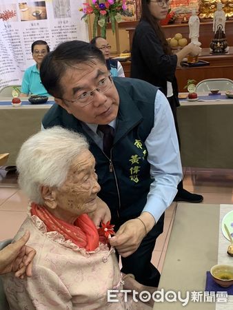 ▲台南安平觀音亭重陽敬老禮金發放活動,造福在地長輩。(資料照,記者林東良翻攝,下同)