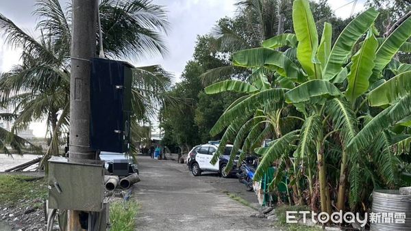 ▲▼茄萣區一名陳姓老翁自家魚塭工寮內修理馬達時,疑似觸電身亡,後續將報請檢察官相驗以釐清確切死因。(圖/記者吳世龍翻攝)