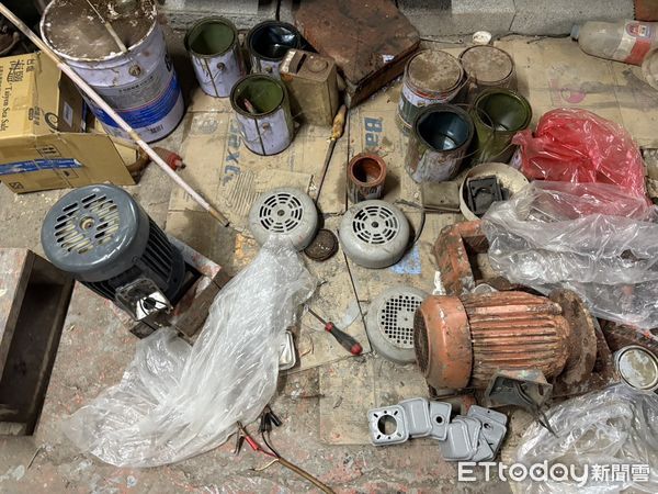 ▲▼茄萣區一名陳姓老翁自家魚塭工寮內修理馬達時,疑似觸電身亡,後續將報請檢察官相驗以釐清確切死因。(圖/記者吳世龍翻攝)