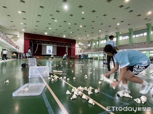 ▲▼羽毛球費用太貴,台中大勇國小把網球當羽球苦練,要培養出下個李洋部長。(圖/記者鄧木卿攝)