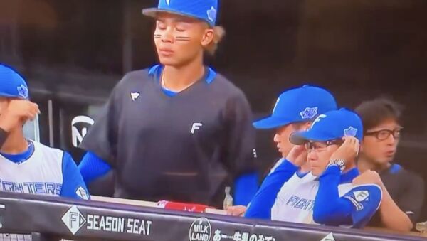 ▲軟銀近藤健介折斷的球棒擊中日本火腿教練八木裕 。(圖/翻攝X)