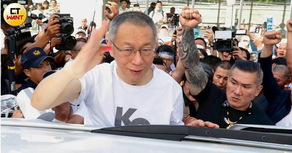 民眾黨前主席柯文哲交保。(圖/黃耀徵攝)