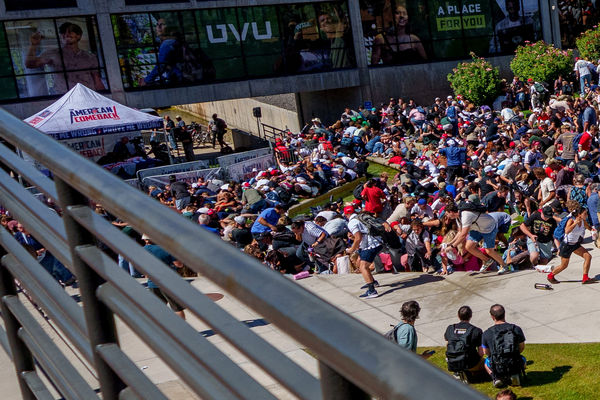 ▲▼美國保守派政治評論員柯克(Charlie Kirk)10日在猶他谷大學(UVU)演講時遭槍殺身亡,與會者驚慌逃竄的畫面在社群媒體瘋傳。(圖/路透)