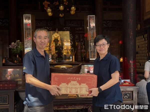 ▲▼ 【北港武德宮捐贈普渡物資 朴子分局協助送暖】 。(圖/朴子分局提供)