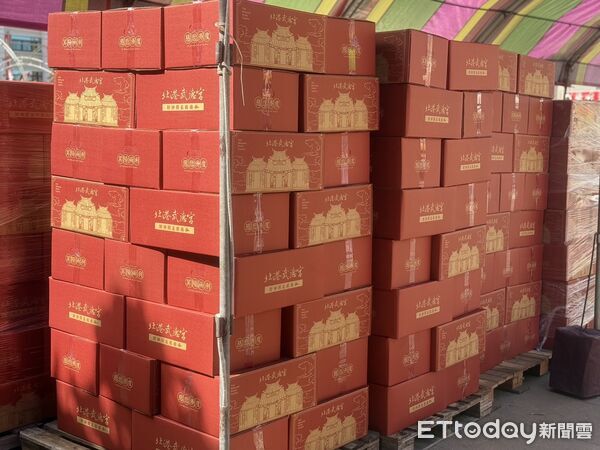 ▲▼ 【北港武德宮捐贈普渡物資 朴子分局協助送暖】 。(圖/朴子分局提供)