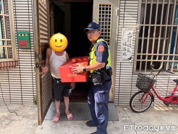 ▲▼ 【北港武德宮捐贈普渡物資 朴子分局協助送暖】 。(圖/朴子分局提供)