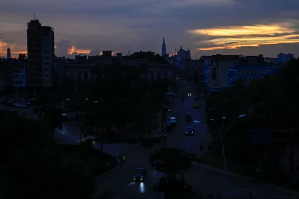 ▲▼ 古巴全國大停電,首都哈瓦那陷入一片漆黑。(圖/路透)