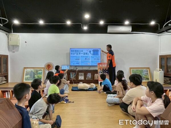 ▲台南市消防局第一大隊關嶺分隊進入校園宣導防火觀念,提升師生安全意識。(記者林東良翻攝,下同)