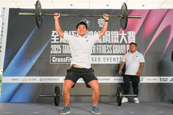 ▲賽事推廣大使「玖壹壹」洋蔥挑戰單手啞鈴抓舉項目、CrossFit臺灣女子第一選手洪寀睿挑戰槓鈴項目。(圖/大漢行銷提供)