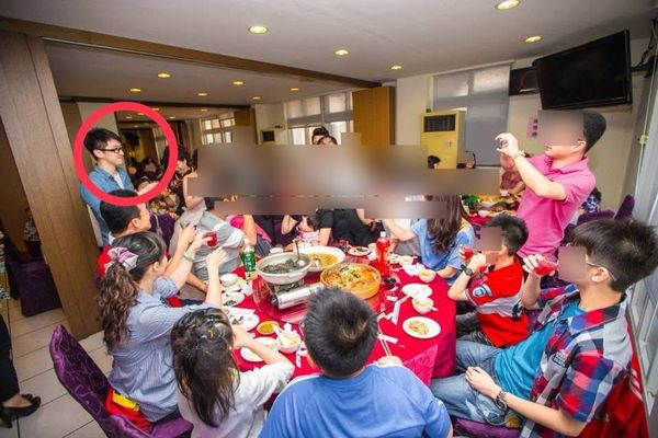 ▲陳漢典與鄉親陳先生親切合照。(圖/陳先生提供)