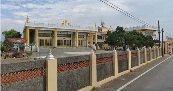 位在屏東縣的淨慈寺儘管外觀仍有淨慈寺的大字,但實際上已成為欽哲講修院。(圖/翻攝自Google Maps)