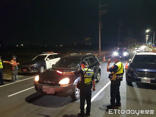 ▲學甲警方與環保局、監理站聯合稽查,針對改裝車及噪音車輛加強取締。(記者林東良翻攝,下同)