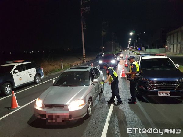 ▲學甲警方與環保局、監理站聯合稽查,針對改裝車及噪音車輛加強取締。(記者林東良翻攝,下同)