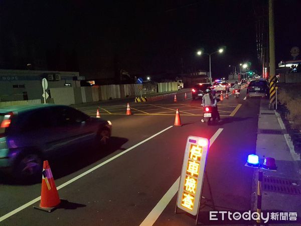 ▲學甲警方與環保局、監理站聯合稽查,針對改裝車及噪音車輛加強取締。(記者林東良翻攝,下同)