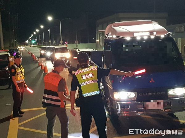 ▲學甲警方與環保局、監理站聯合稽查,針對改裝車及噪音車輛加強取締。(記者林東良翻攝,下同)