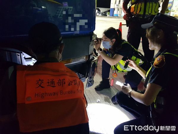 ▲學甲警方與環保局、監理站聯合稽查,針對改裝車及噪音車輛加強取締。(記者林東良翻攝,下同)