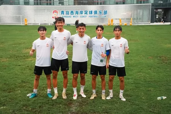 ▲「台灣隊長」陳柏良邀請台灣4位足球小將,前進他的豬超母隊進行訓練。(圖/展逸提供)