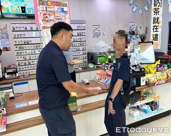 ▲屏東警分局員警勸阻陳男被騙。(圖/記者陳崑福翻攝)
