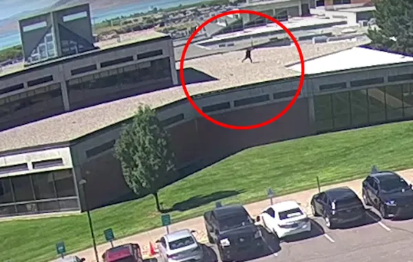 ▲▼ 美國總統川普盟友柯克(Charlie Kirk)遭槍擊身亡,官方釋出嫌疑人逃逸最新影像。(圖/翻攝自YouTube/FBI – Federal Bureau of Investigation)